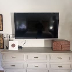 60” Sony Smart Tv & Roku With Mounting Hardware
