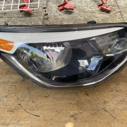 2014,2015,2016,2017,2018,2019 Kia Soul Passenger Side Headlight