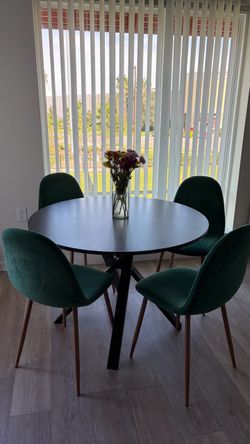 Table with 4 chairs.