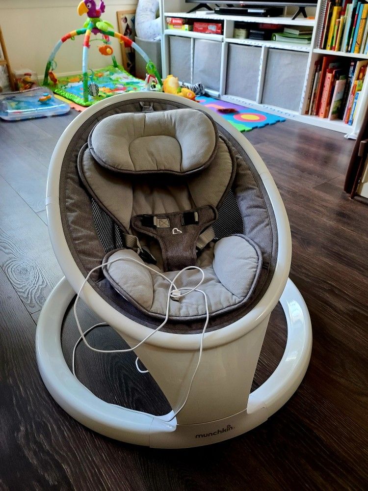 Munchkin Bluetooth-Enabled musical baby swing