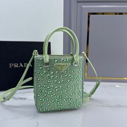 Simple, exquisite and shiny