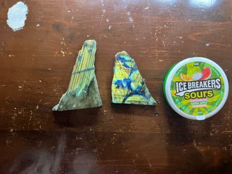 Freestanding labradorite crystals