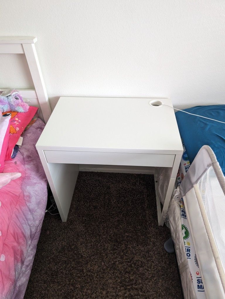 Ikea Micke, Desk, White 28 3/4 x 19 5/8 " - Perfect For Kids