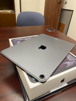 Apple iPad Pro 11inch 256gb Space Gray With Box And Case for Sale in  Chicago, IL - OfferUp