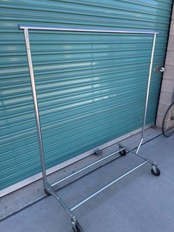 Rolling clothes rack