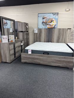 Queen/King Bedroom Set. 🚚WE DELIVER🚚