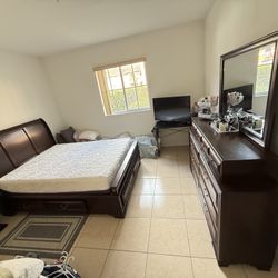 Queen-size bed with 6 storage drawers, clean and comfortable mattress with mirror