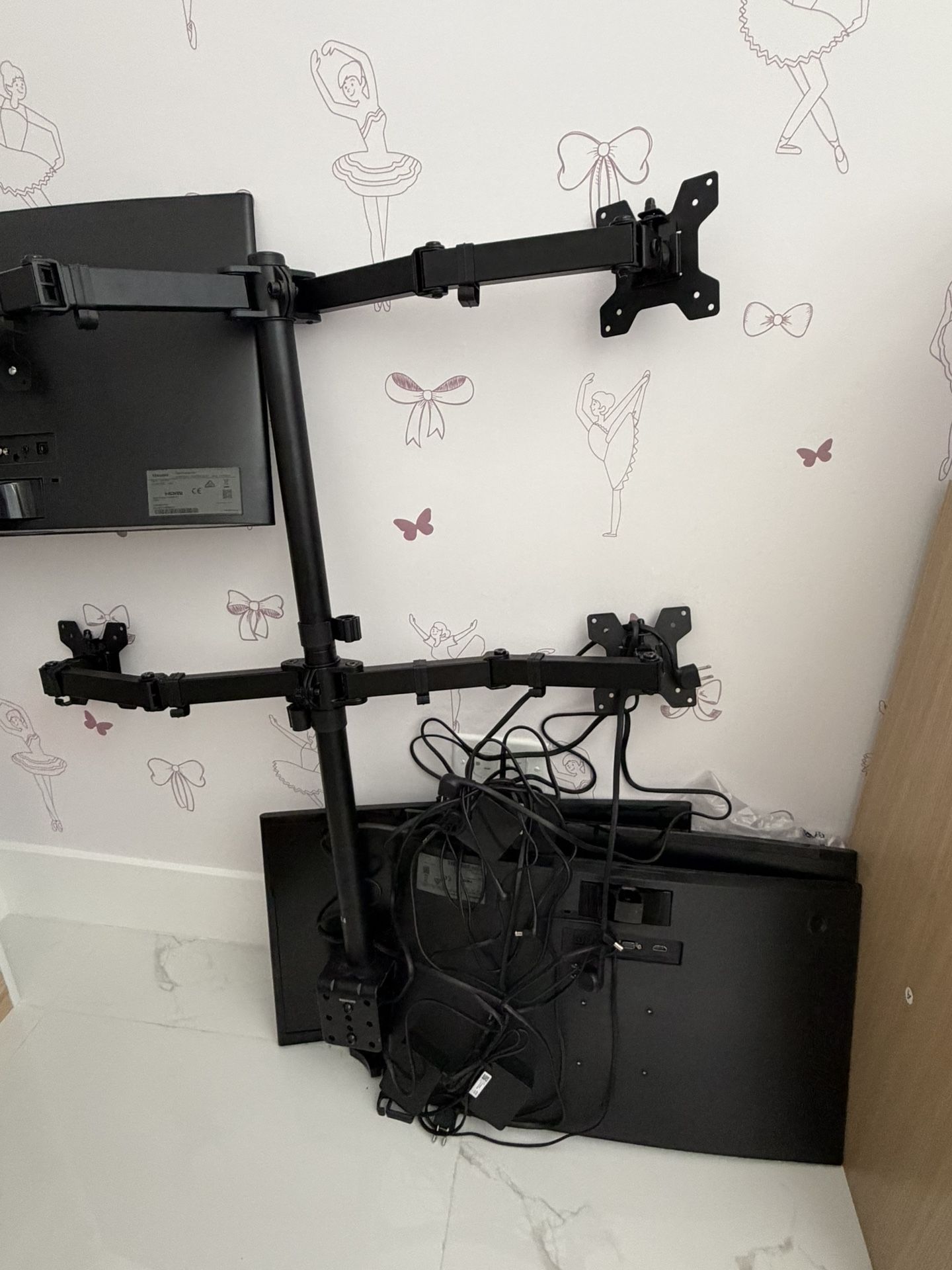 🔥 FOR SALE: 4️⃣ Samsung 27” Monitors + 💪 Desk Mount Stand