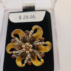 Vintage Brooch Pin  / Rhinestone Flower