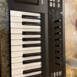 Native Instruments.  Bundle.  S25 Keyboard Plus The Mikro 2 and Mikro 3