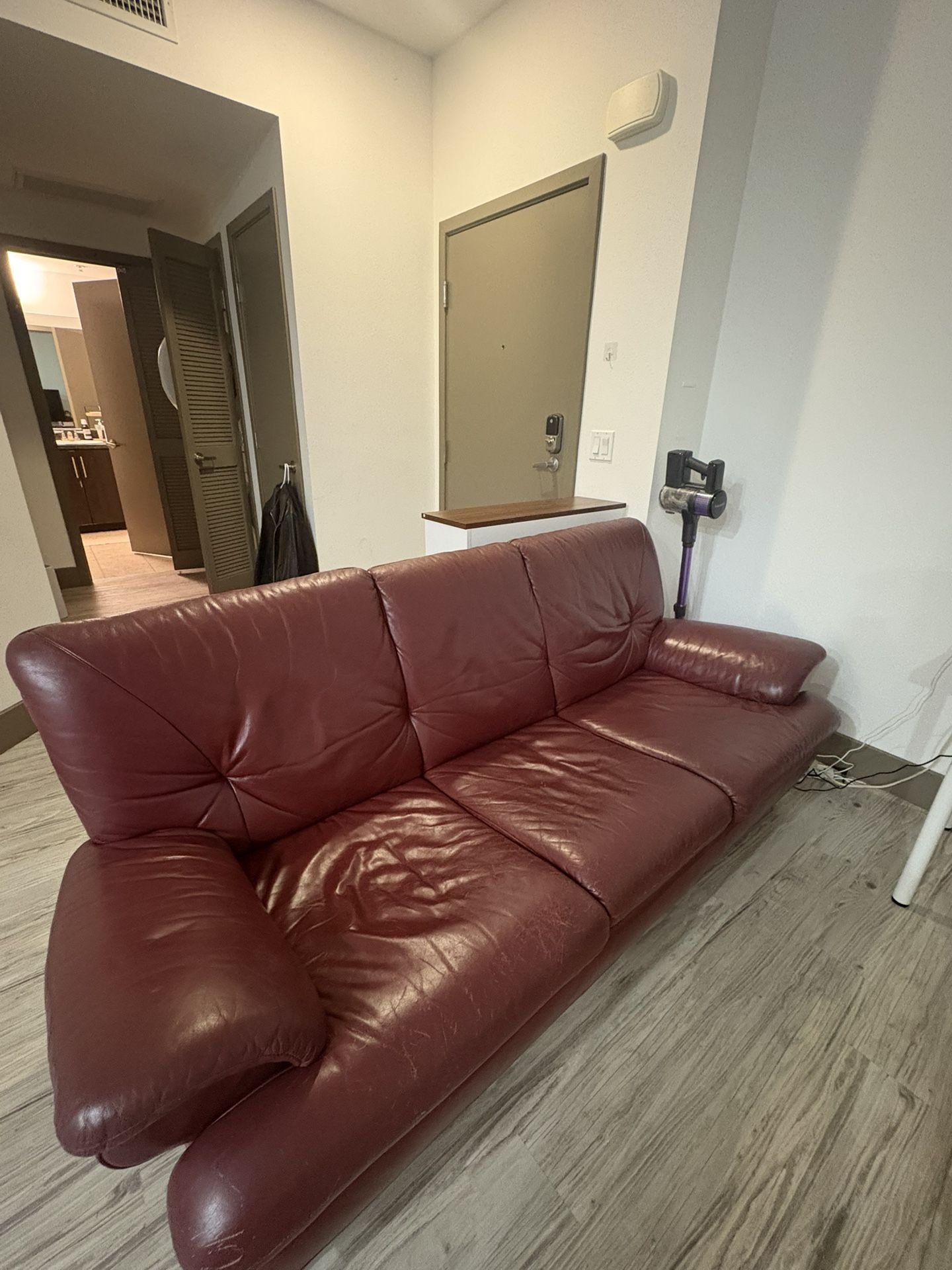Selling a genuine leather sofa set – $100