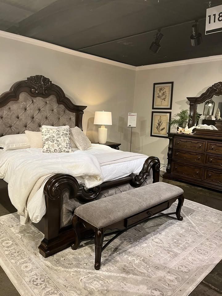 June Promotion Bold Maylee Queen Bedroom Set with Statement Design