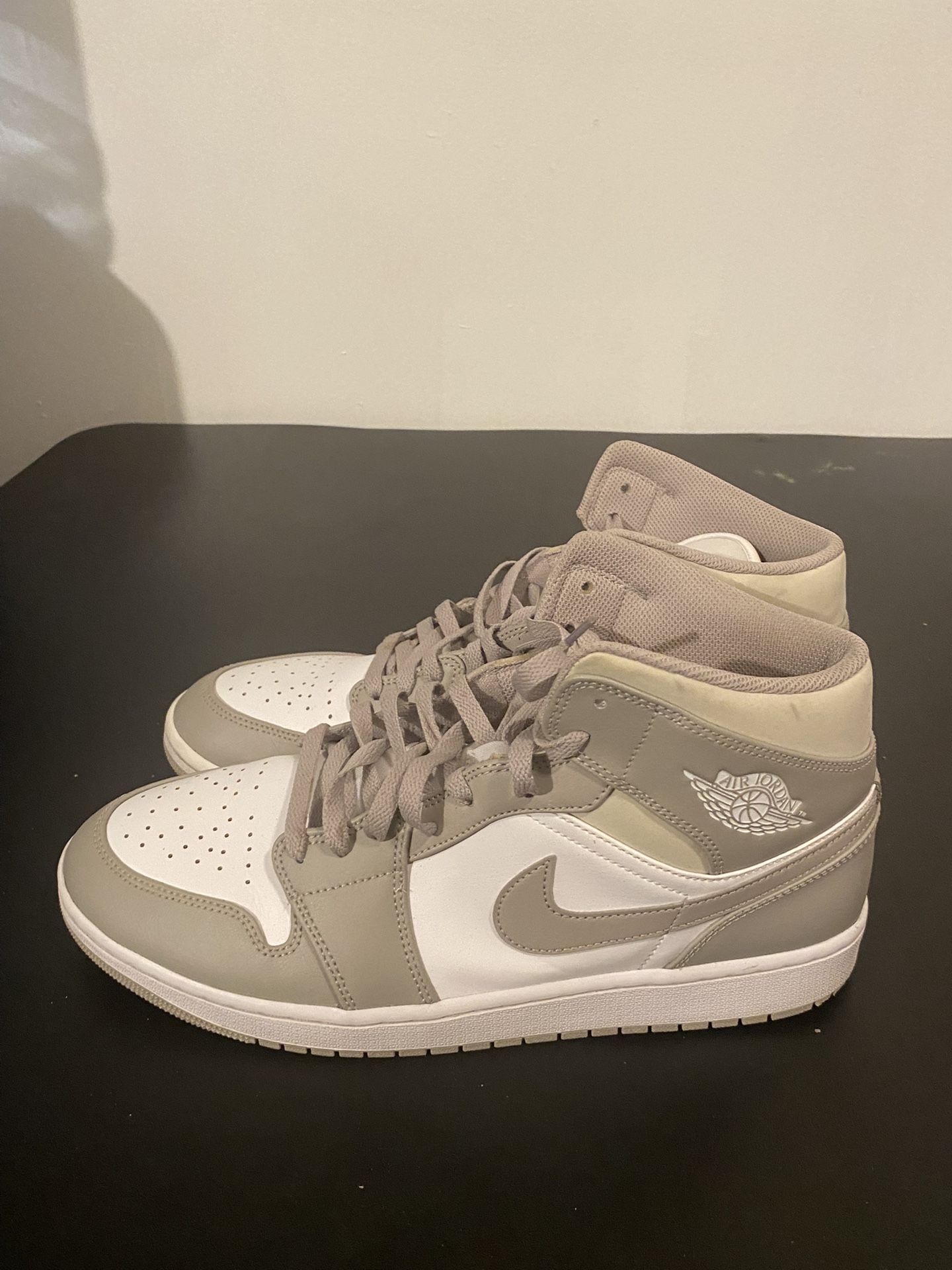 Air Jordan 1 Mids Authentic