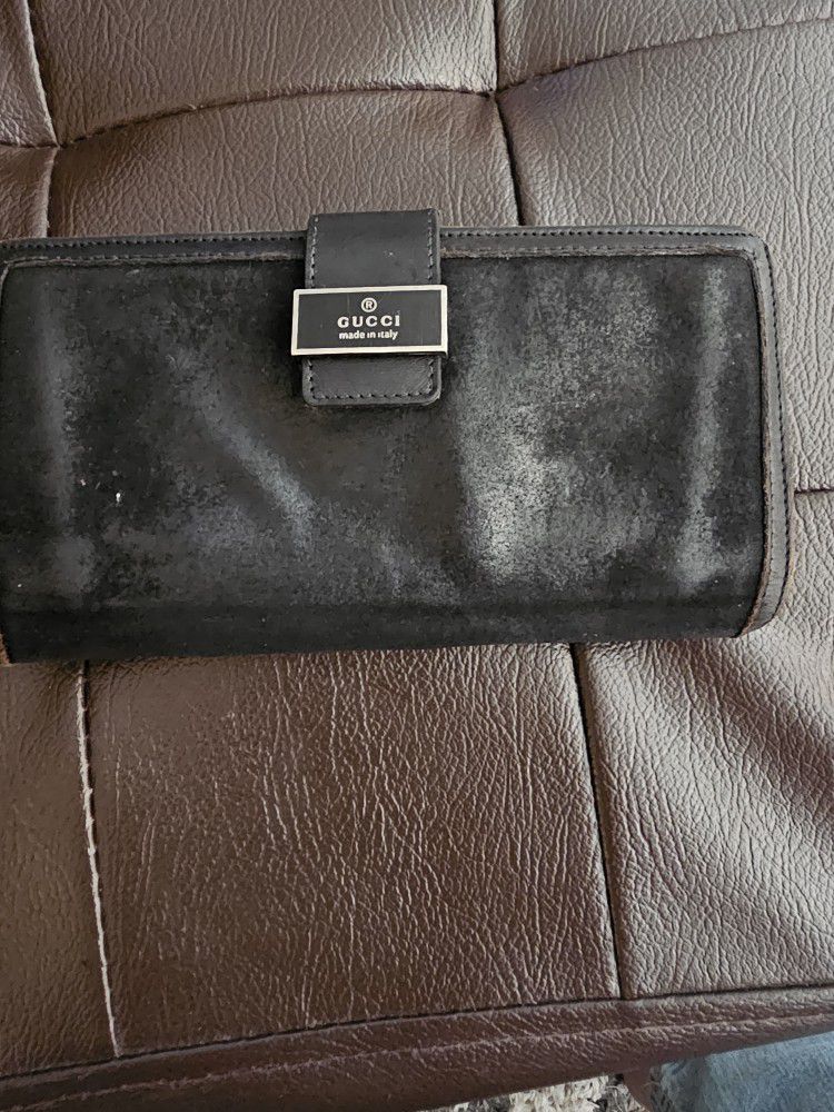 GUCCI (AUTHENTIC) Wallet