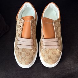 Gucci sneakers with a GG monogram canvas and leather trim