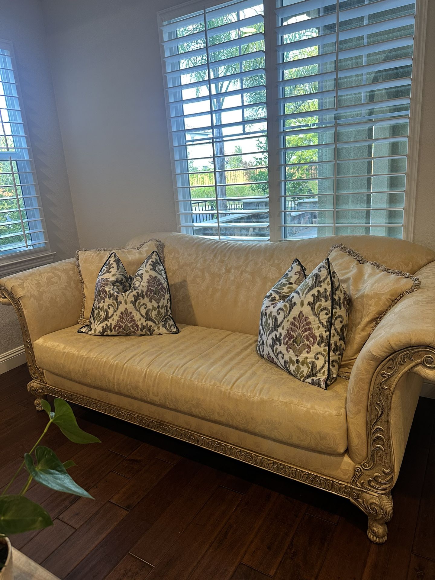 Couch (with 4 Pillows)