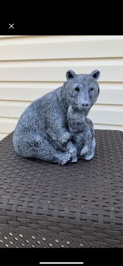 Papa, bear and baby bear statue