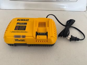 DEWALT 12 Amp Fast Charger DCB1112