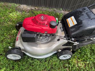 Lawn mower Honda start right up very good condition rear wheel drive self propelled work great