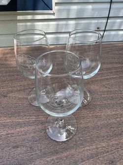 Set of 3 wine glasses