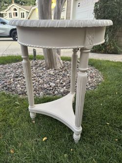 Accent hall round table