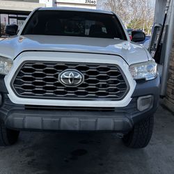 Toyota Tacoma 2018 clean title runs great trade OK