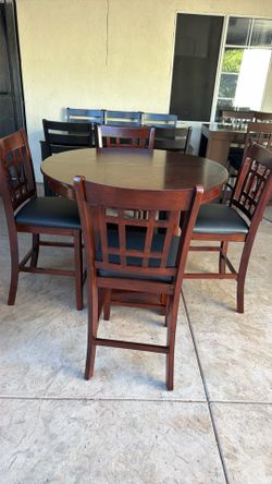 Dining table and 4 Chairs like New