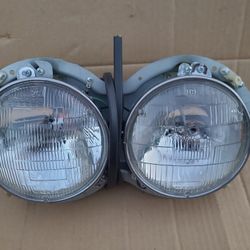 Dual Round Headlamp Assembly With Bulbs
