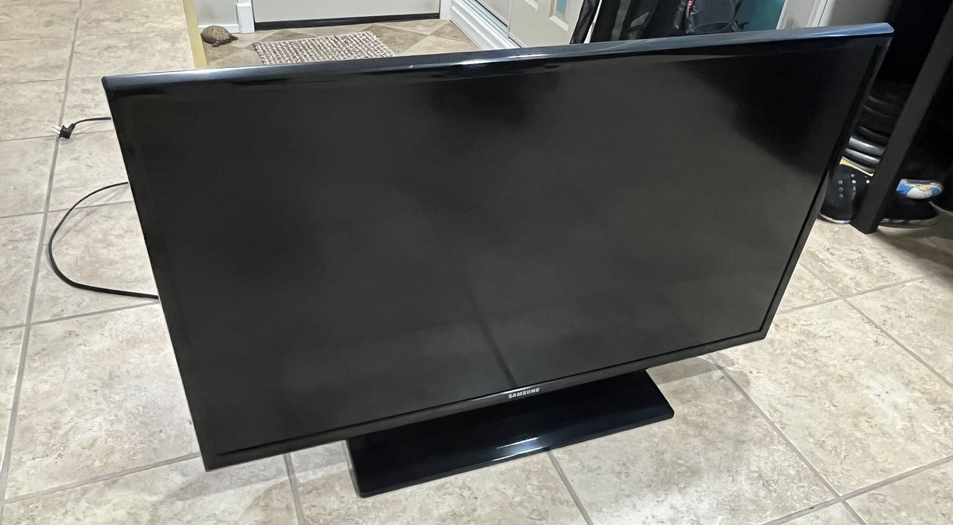 32” Samsung 720p 60Hz LED TV (comes with free Roku)