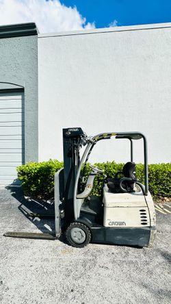 Crown Electric Forklift Three Wheels Super Compact, Three Stage Mast, Side Shifter 4,000 lbs