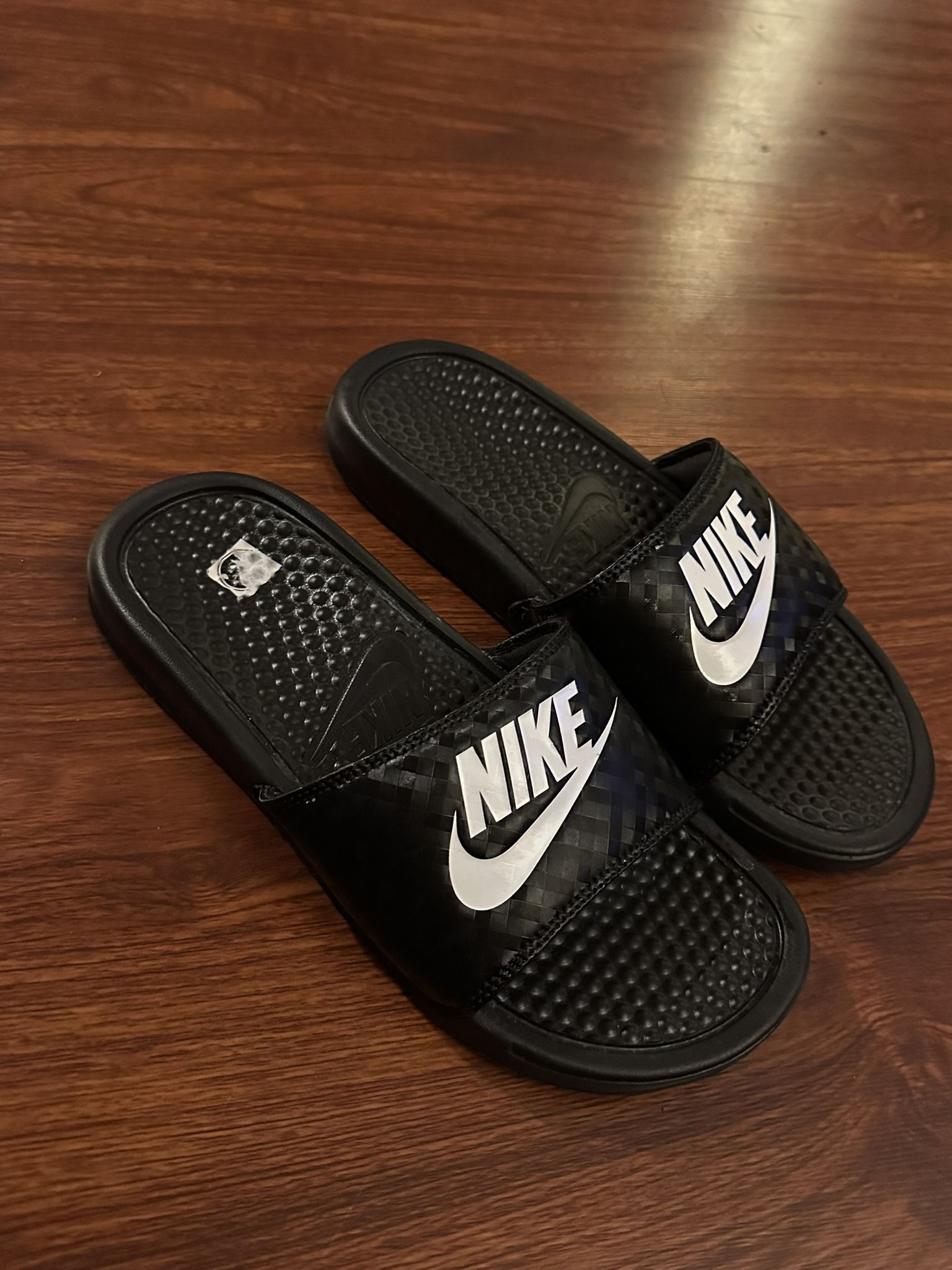 NEW Black Nike Woman Sandals SIZE 7