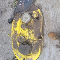 ((READ AD))((NEEDS weld Work))((42" LA-SERIES or D-SERIES Johndeere Deck))Riding Mower 