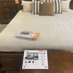 Lanolee Queen panel Bed from Ashley Store