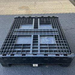 Pallet storage bin