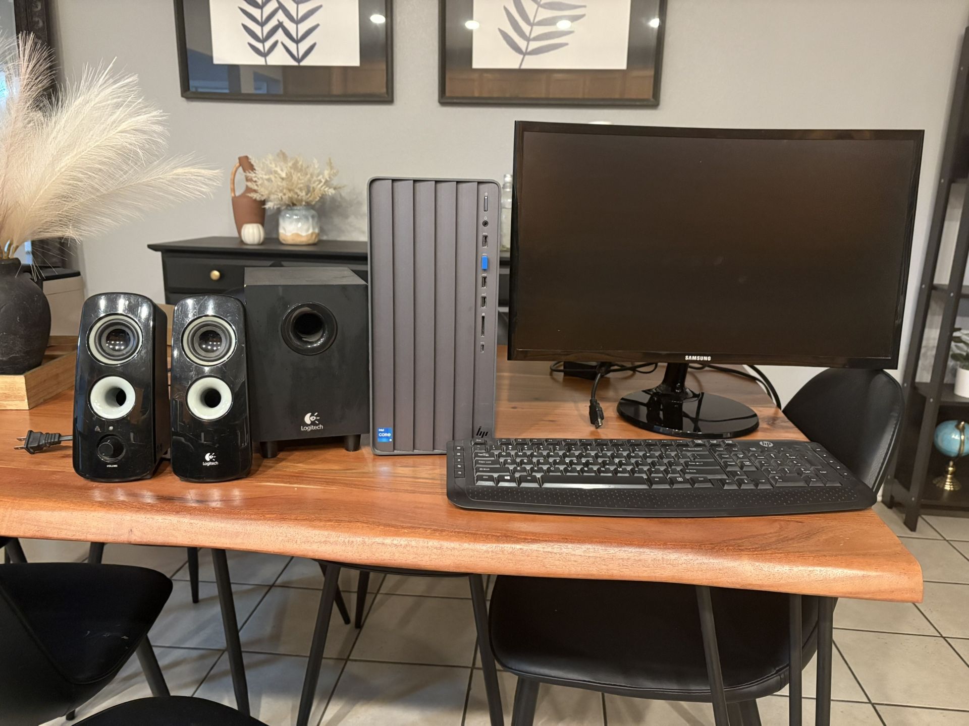 HP i5 Computer Desktop And Speakers 