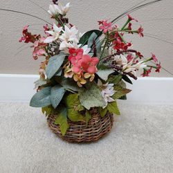 Basket w/ handle including asst faux plants