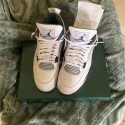 Jordan 4s