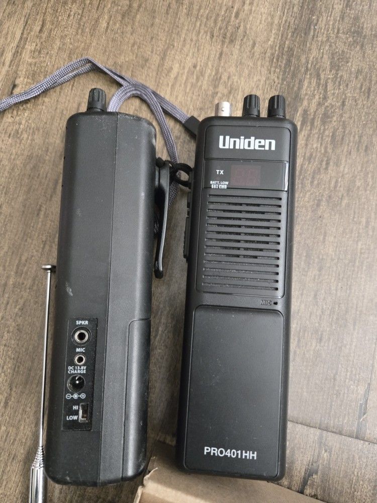 Uniden PRO401HH Walkie, talkie radio.