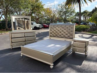 Beautiful Bedroom Set Queen Size Solid Wood Golden Color In Excellent Condition byVietnam Furniture