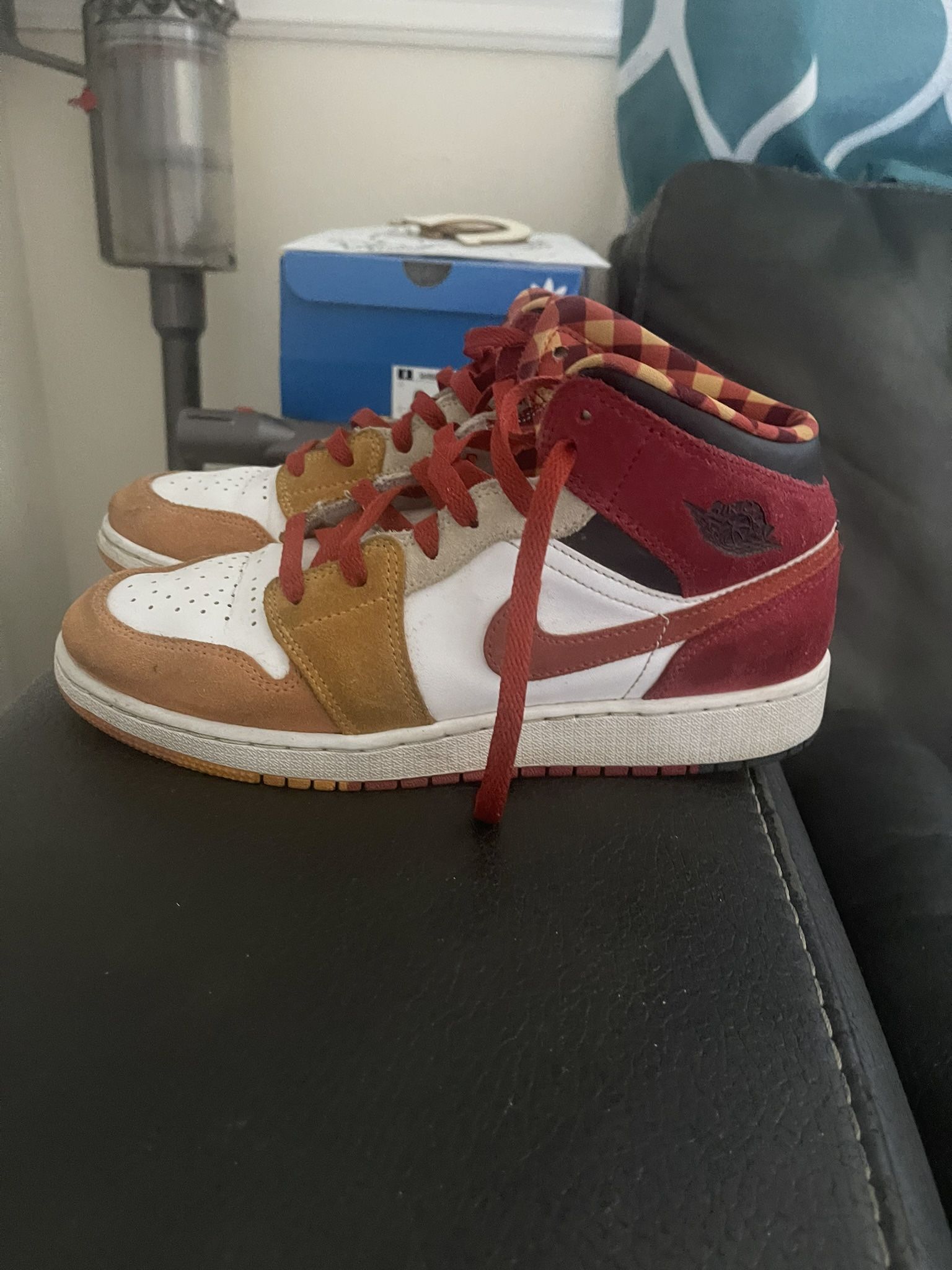 Jordan 1 Mid Youth Size 7