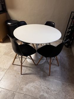 $200 - Modern White Tulip Table and 4 Mid-Century Chairs