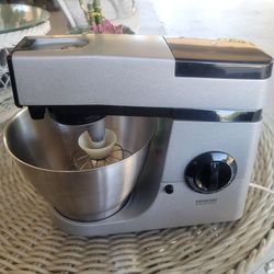 KENWOOD CHEF KM220 600W Stand Mixer With Bowls And (1) Attachments