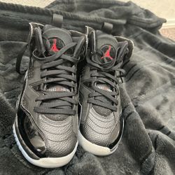 Air Jordan 6 rings in Black/Varsity Red, size 7Y