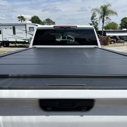 RETRACTABLE 2024 CHEVROLET SILVERADO 3500 TONNEAU COVER