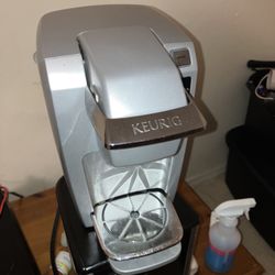 KEURIG COFFEE MAKER 