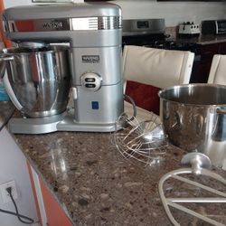 WARING COMMERCIAL NSF 7 QT MIXER WITH 2 BOWLS IN EXCELLENT WORKING CONDITION 