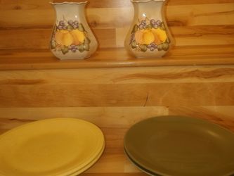 4 plates/2 ceramic containers