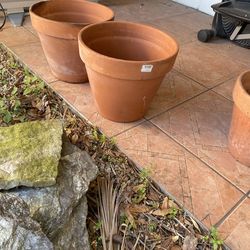 2 ceramic Plant/flower pots 13.8” 10$