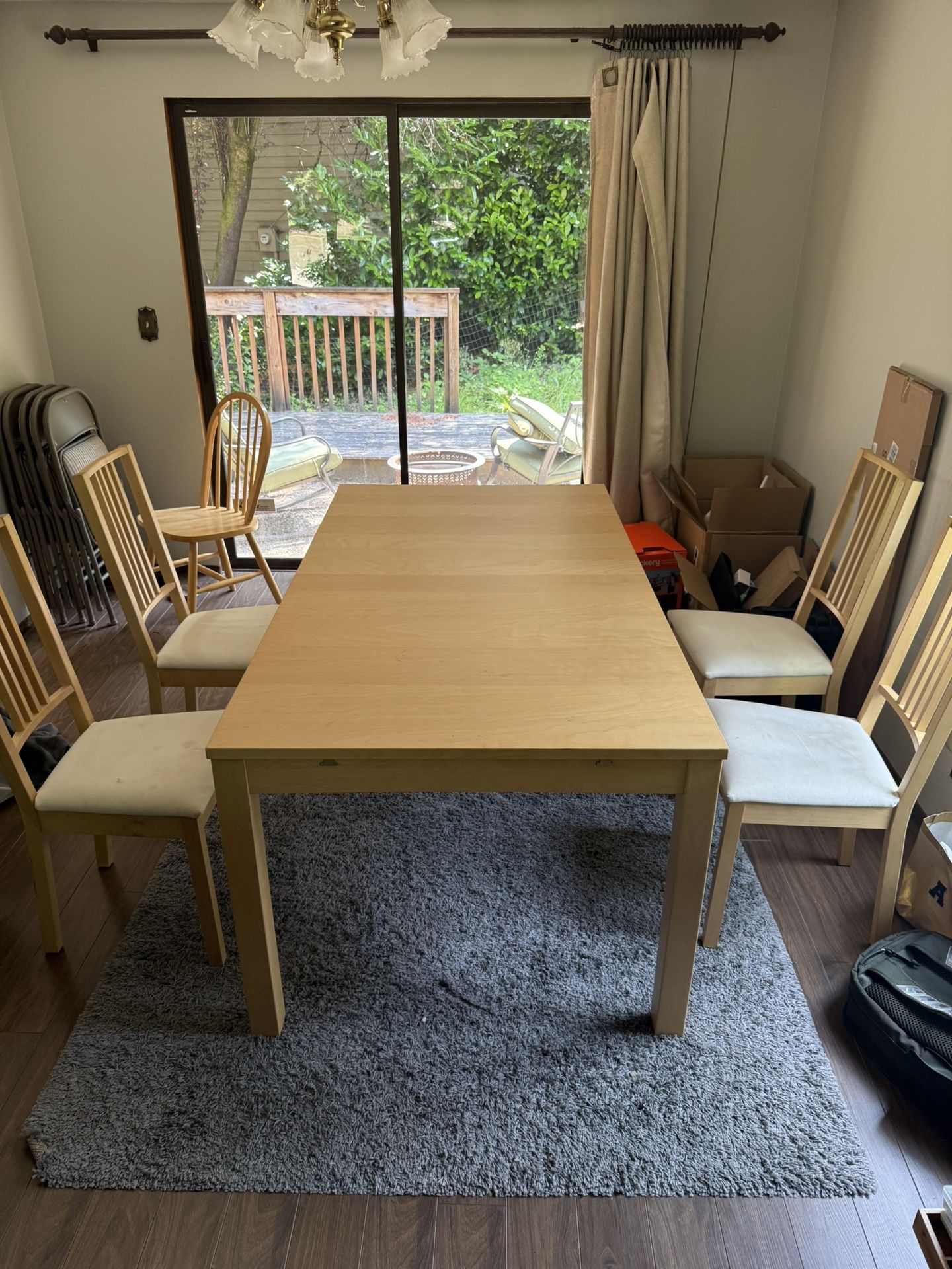 Extendable Dining Table w/ 4 Chairs included