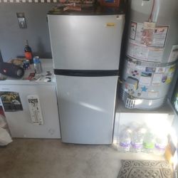 Magic Chef 7.5Cu Ft.  Refrigerator w/ Top Freezer